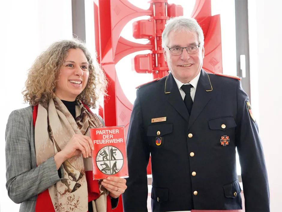 Anna Hörmann erhält von Karl-Heinz Banse, DFV, das Förderschild